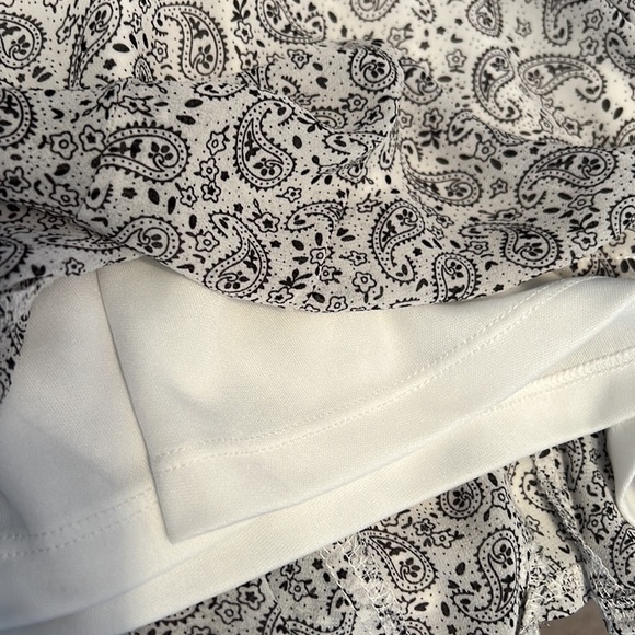 She & Sky Black White Paisley Romper deep V back size large - Picture 10 of 11